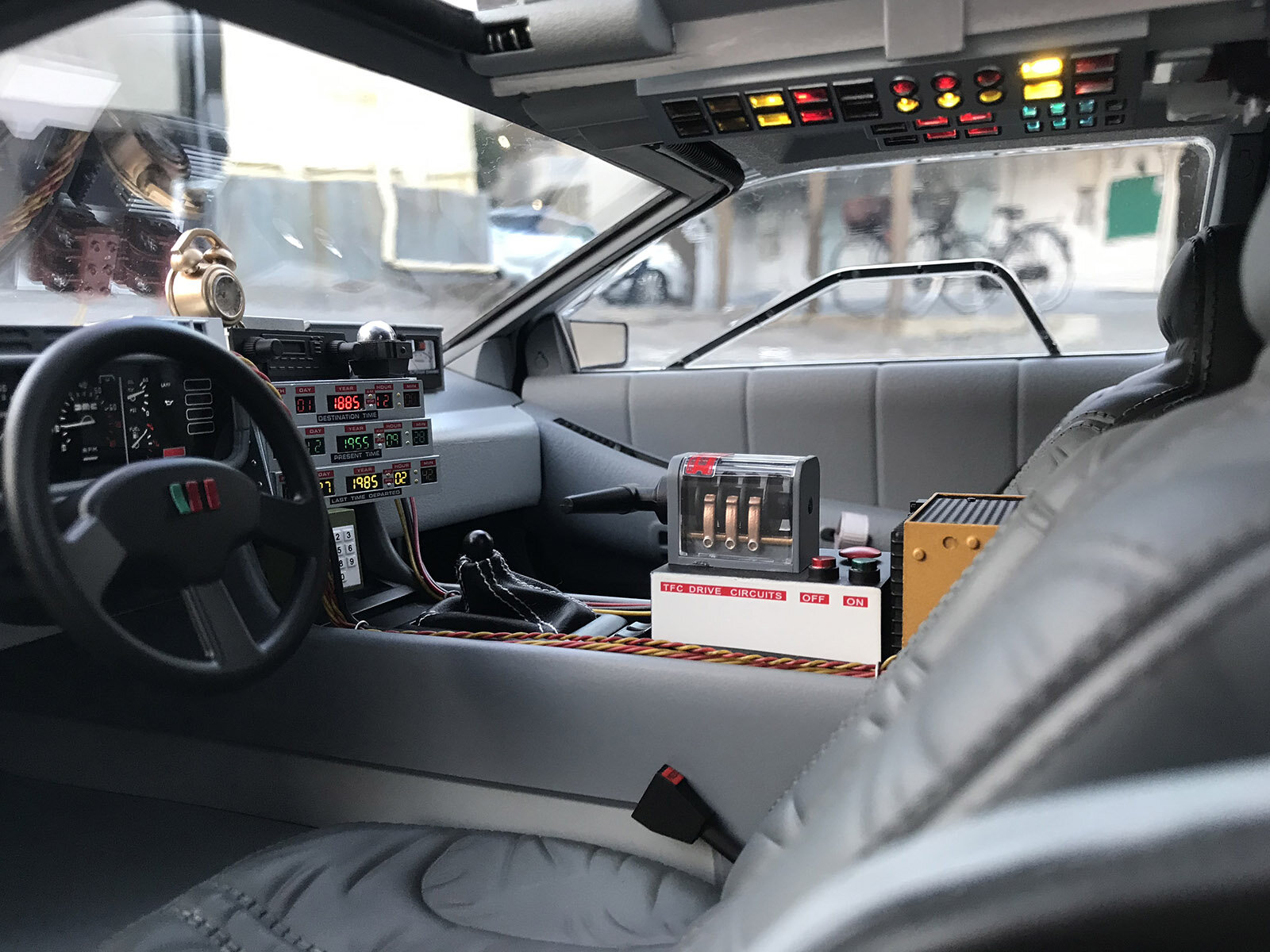 insidetheDelorean.jpg.b14e41ee800df9fbe6b0c96160ddf848.jpg